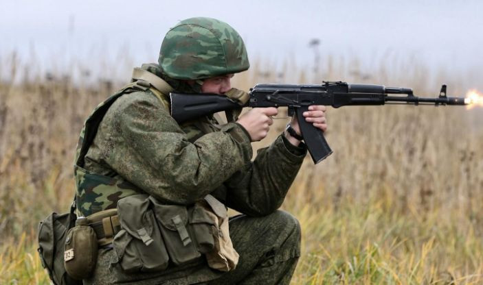 Khác với AK-47 và các phiên bản của nó được Liên Xô xuất khẩu rộng rãi cũng như chuyển giao dây chuyền sản xuất cho nhiều đồng minh của mình trên khắp thế giới, AK-74 lại là đứa con cưng cực kỳ độc đáo của lực lượng này. Chỉ có các nước từng thuộc khối Liên Xô cũ và khối Waszawa (trừ Triều Tiên) có được dây chuyền sản xuất và sử dụng súng trường tấn công AK-74. Nó với cỡ đạn 5.45x39mm đặc trưng chính là sự đúc kết mang tính hiệu quả cao mà cho đến tận ngày nay vẫn được quân đội Nga tin dùng, mới đây nhất là súng trường AK-12 mới cũng dùng cỡ đạn này. Ảnh: Lính Nga với một khẩu AK-74M.