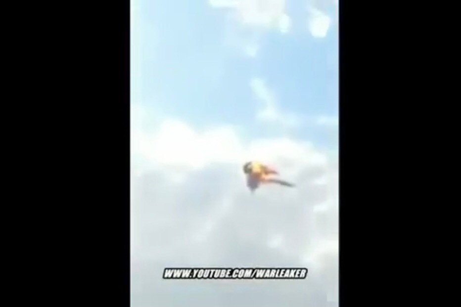 Dẫu vậy, binh sĩ Armenia với khả năng tác xạ chính xác tuyệt vời vẫn có thể hạ gục được các UAV của đối thủ bằng súng trường tấn công AK-74. Với việc nhiều binh sĩ cùng tác xạ hướng về phía mục tiêu, xác suất có thể bắn hạ UAV tăng cao rõ rệt. Nhưng với việc tiêu diệt được UAV bằng súng cá nhân cũng là một thành tích cực kỳ xuất sắc. Ảnh: UAV của Azerbaijan bị súng trường bắn nổ tung trên bầu trời.