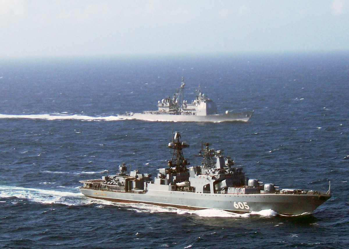 Udaloy chính là lớp khu trục hạm săn ngầm vô cùng nổi tiếng của Liên Xô trong giai đoạn cuối của cuộc Chiến tranh Lạnh khiến kẻ thù vô cùng nể phục bởi sức mạnh của nó, tuy nhiên tình trạng của hải quân Nga hiện nay khá là éo le khiến cho những chiếc tàu này không còn có thể chỉ làm một nhiệm vụ riêng biệt được nữa mà phải nâng cấp để tăng tính lưỡng dụng, phù hợp hơn với chiến tranh hiện đại cũng như đặc thù sử dụng. Ảnh: Một chiếc khu trục hạm Udaloy áp sát chiếc tuần dương hạm Ticonderoga của hải quân Mỹ