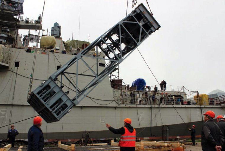 Việc nâng cấp cũng khiến cho hỏa lực của con tàu tăng lên một cách cực kỳ đáng nể khi nó có thể mang theo 16 tên lửa hành trình tấn công đất liền Kalibr-NK có tầm bắn lên tới hơn 2.000km. Cùng với đó là 16 tên lửa chống hạm Kh-35 hoặc Kh-35U có tầm bắn từ 130-250km, một phát đánh trúng mục tiêu có thể hạ gục cả con tàu có lượng giãn nước lên tới 5.000 tấn. Ảnh: Lắp đặt bệ phóng tên lửa thẳng đứng lên BPK-543