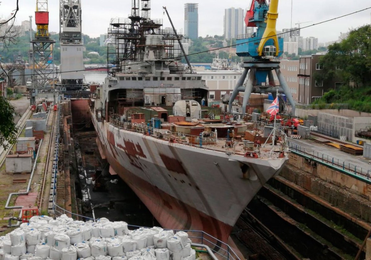 Việc hải quân Nga hiện nay đang thiếu thốn trầm trọng các tàu chiến hiện đại cỡ lớn, nhất là ở thời điểm hiện tại nền công nghiệp đóng tàu Nga đang gặp rất nhiều vấn đề nên việc nâng cấp một chiếc khu trục săn ngầm thành một tàu chiến đấu đa nhiệm là một sự bổ sung vô cùng cần thiết và quý giá. Tổng thảy đã có 12 chiếc Udaloy và 1 chiếc Udaloy II được đóng, hải quân Nga đang vận hành 8 trong số đó. Ảnh: Chiếc BPK-543 trên dock nâng cấp