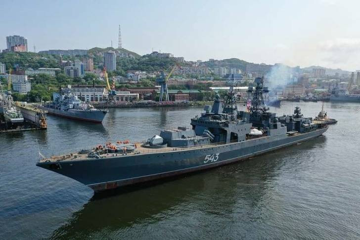 Trong quá trình chạy thử nghiệm thực tế trên biển, thủy thủ đoàn cùng đội ngũ kỹ thuật viên của xưởng đóng tàu sẽ kiểm tra tình trạng hoạt động của động cơ, thiết bị lái và các cơ cấu phụ trợ cũng như hệ thống liên lạc, phát hiện, định vị,… Trong quá trình nâng cấp, nhà máy đã tháo dỡ và tái tạo hơn 20% cấu trúc thượng tầng của tàu và thay thế một phần dây cáp chính đã cũ, ngoài ra thân tàu cũng được sửa đổi lại và láp đặt thiết bị mới. Ảnh: Chiếc BPK-543 chạy thử nghiệm ra khỏi nhà máy.