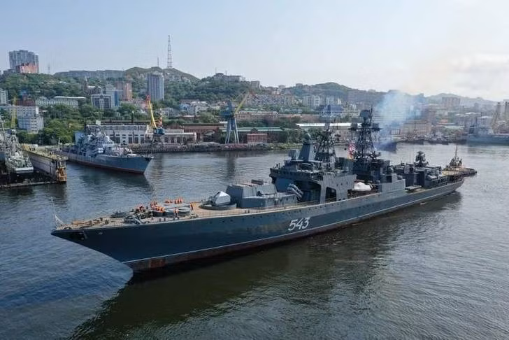 Trong quá trình chạy thử nghiệm thực tế trên biển, thủy thủ đoàn cùng đội ngũ kỹ thuật viên của xưởng đóng tàu sẽ kiểm tra tình trạng hoạt động của động cơ, thiết bị lái và các cơ cấu phụ trợ cũng như hệ thống liên lạc, phát hiện, định vị,… Trong quá trình nâng cấp, nhà máy đã tháo dỡ và tái tạo hơn 20% cấu trúc thượng tầng của tàu và thay thế một phần dây cáp chính đã cũ, ngoài ra thân tàu cũng được sửa đổi lại và láp đặt thiết bị mới. Ảnh: Chiếc BPK-543 chạy thử nghiệm ra khỏi nhà máy.