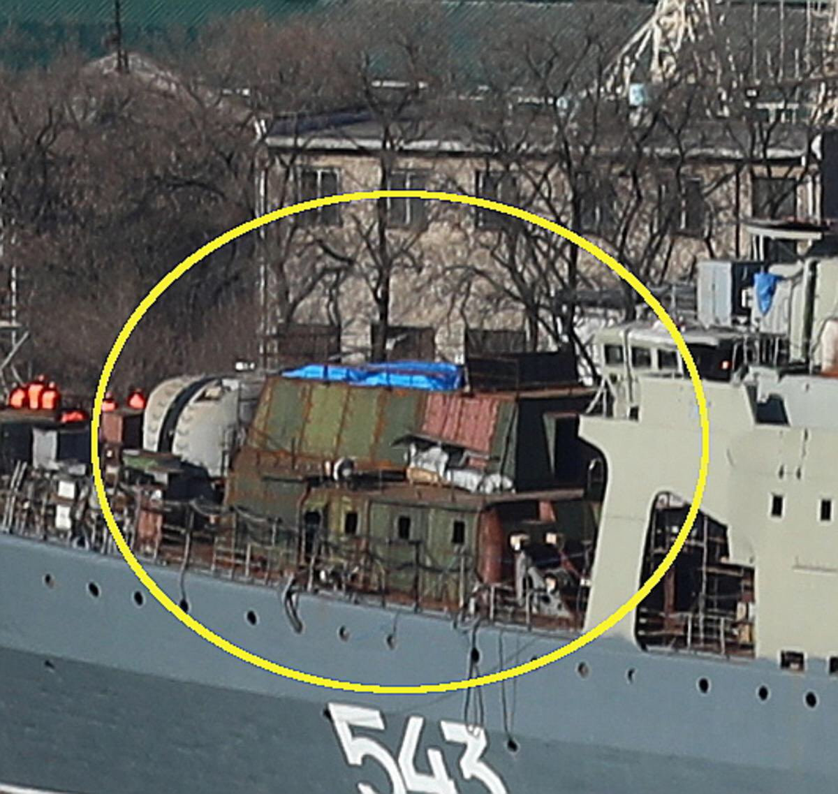 Chiếc Nguyên soái Shaposhnikov chính là chiếc đi đầu cho sự thử nghiệm nâng cấp của lớp tàu khu trục hạng nhẹ chống ngầm Udaloy và sau khi thử nghiệm với những tính năng vượt trội của nó sẽ là tiền đề cho sự nâng cấp của những chiếc tiếp theo cùng lớp đang có mặt trong biên chế hải quân Nga hiện nay. Thậm chí quá trình nâng cấp này sẽ còn nhanh hơn do đã có kinh nghiệm từ trước. Ảnh: Quá trình nâng cấp các bệ phóng tên lửa thẳng đứng tên chiếc BPK-543.