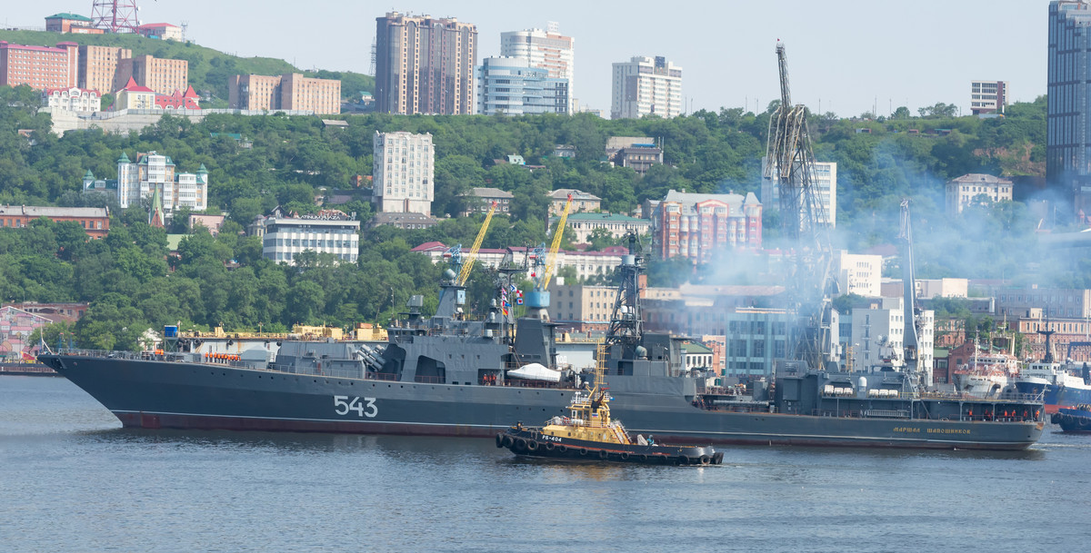 Sau giai đoạn thử nghiệm thứ nhất đã bắt đầu từ tháng 7 năm nay thì trong tuần này, Hạm đội Thái Bình Dương của hải quân Nga thông báo rằng chiếc khu trục hạng nhẹ BPK-543 đã được triển khai đến biển Nhật Bản để tham gia giai đoạn hai của cuộc thử nghiệm thực tế trên biển. Ảnh: Chiếc BPK-543 sau khi nâng cấp được kéo ra ngoài cho cuộc chạy thử nghiệm trên biển.