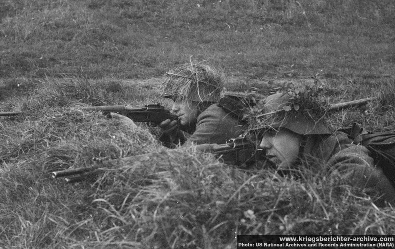 MAS 36 vẫn được sản xuất sau khi thế chiến 2 kết thúc, cho đến ít nhất là năm 1951, và được sử dụng trên khắp các thuộc địa của Pháp; trong Quân đội Pháp, MAS 36 được sử dụng làm súng huấn luyện cho đến cuối những năm 1970, sau đó được thay thế hoàn toàn bằng súng trường MAS 49 và MAS 49/56 bán tự động.