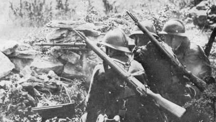 Do hạn chế về ngân sách, vì người Pháp phải dồn tiền xây dựng phòng tuyến Maginot Line, nên dẫn đến việc sản xuất MAS 36 bị hạn chế; khi chiến tranh bùng nổ, nhiều đơn vị thuộc địa và thậm chí một số đơn vị ở Pháp vẫn được trang bị súng trường Lebel. MAS 36 chỉ được ưu tiên trang bị cho quân đội Pháp ở tuyến trước, nhưng lực lượng này đã nhanh chóng bị thảm bại dưới tay người Đức.