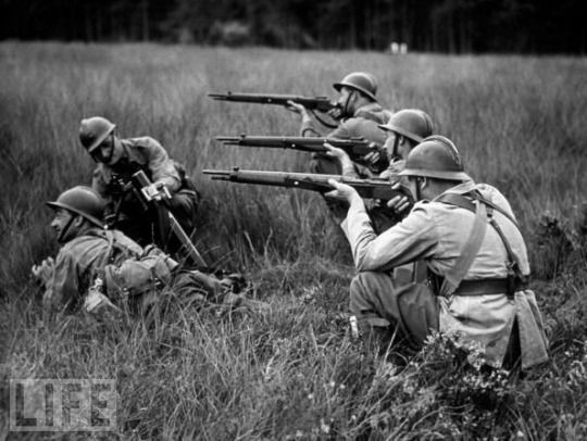 Vấn đề với khẩu MAS 36 là súng không hề có cơ cấu an toàn sau khi lên đạn, có lẽ điều này phù hợp với học thuyết chiến đấu của Pháp, đó là người lính hoàn toàn tuân theo mệnh lệnh của chỉ huy, từ hành động lên đạn hoặc bắn; người lính hoàn toàn không được tự nổ súng, nếu không có lệnh của chỉ huy.