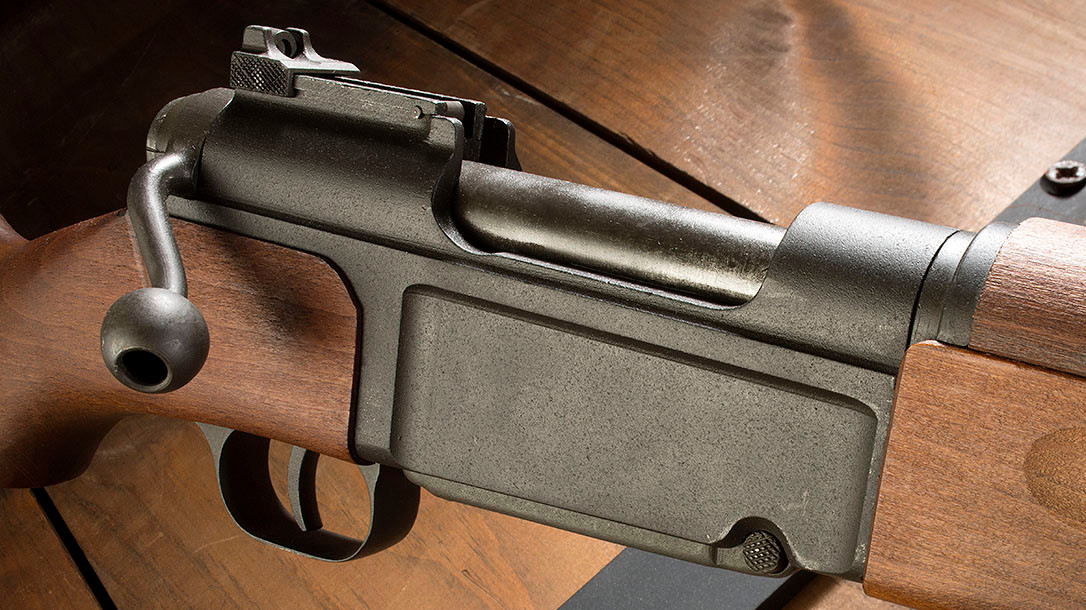 MAS 36 sử dụng hộp tiếp đạn năm viên, chứa bên trong súng; súng sử dụng khóa nòng xoay, then ngang của súng trường truyền thống; súng phải lên đạn lại sau mỗi phát bắn. Đáng chú ý là tay kéo khóa nòng có hình dáng uốn cong về phía trước, với mục đích mang lại cảm giác thao tác thoải mái hơn, mặc dù thực tế là tính thẩm mỹ không cao.