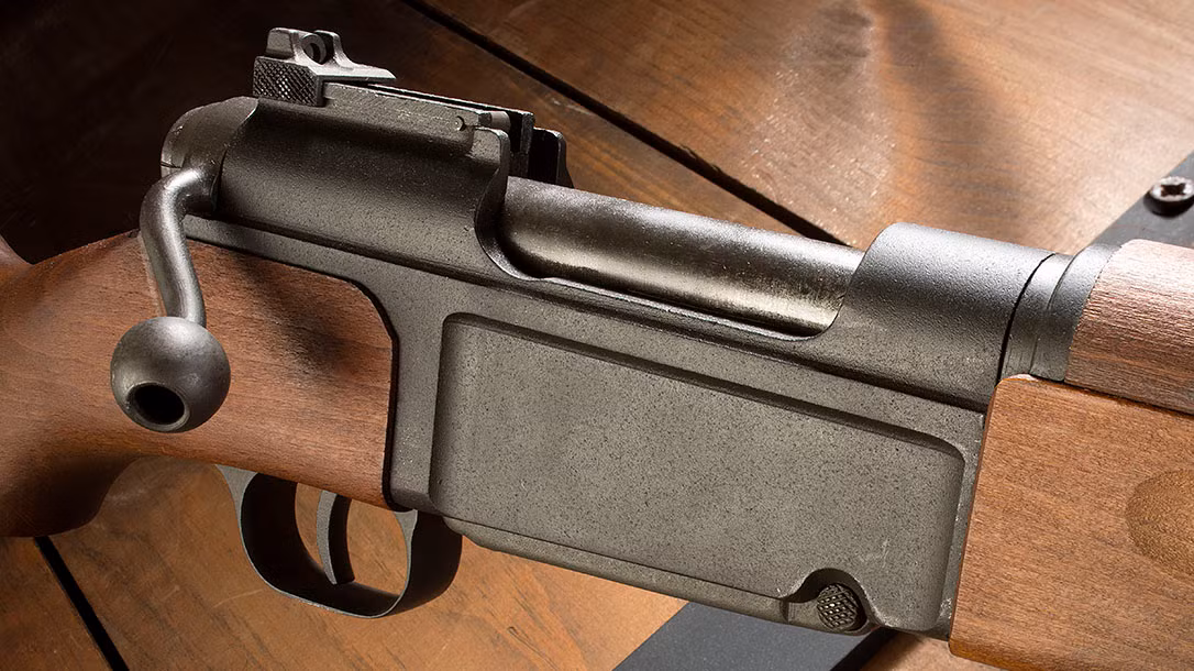 MAS 36 sử dụng hộp tiếp đạn năm viên, chứa bên trong súng; súng sử dụng khóa nòng xoay, then ngang của súng trường truyền thống; súng phải lên đạn lại sau mỗi phát bắn. Đáng chú ý là tay kéo khóa nòng có hình dáng uốn cong về phía trước, với mục đích mang lại cảm giác thao tác thoải mái hơn, mặc dù thực tế là tính thẩm mỹ không cao.