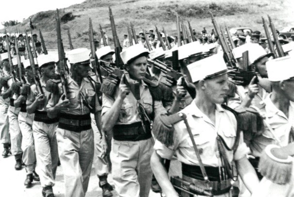 Tới tận cuối những năm của thập niên 1950, nghĩa là gần 20 năm sau khi được vào biên chế, quân đội Pháp mới trang bị được đầy đủ MAS 36 cho toàn bộ các lực lượng của mình; trong khi đó Liên Xô đã phổ cập bằng AK-47 và Quân đội Mỹ đang thai nghén M-16. Đó cũng là lý do tại sao, Quân đội Pháp đã bị đánh bại hoàn toàn nặng nề và nhanh chóng vào tháng 6/1940 trước Quân đội Đức phát xít.