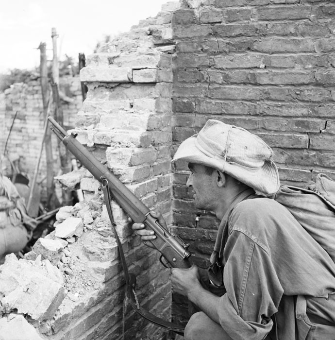 Để đảm bảo an toàn, binh lính Pháp sử dụng súng trường MAS 36 sau khi bắn, phải tiến hành khám súng bằng cách mở khóa nòng 2 lần, và kiểm tra bằng mắt xem còn đạn trong buồng đạn và hộp tiếp đạn không. Ngay cả những người lính nghĩa vụ cũng được huấn luyện kỹ động tác khác súng của MAS 36.