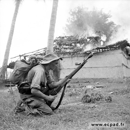 Ngoài ra, bắt đầu từ năm 1951, MAS 36 được chuyển đổi thành MAS 36/51, bổ sung thêm súng phóng lựu gắn cố định (AT) và bộ phận ngắm bắn đạn AT. Đạn AT được gắn vào trực tiếp vào nòng súng, và sử dụng loại đạn không có đầu đạn.