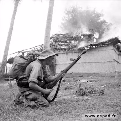 Ngoài ra, bắt đầu từ năm 1951, MAS 36 được chuyển đổi thành MAS 36/51, bổ sung thêm súng phóng lựu gắn cố định (AT) và bộ phận ngắm bắn đạn AT. Đạn AT được gắn vào trực tiếp vào nòng súng, và sử dụng loại đạn không có đầu đạn.