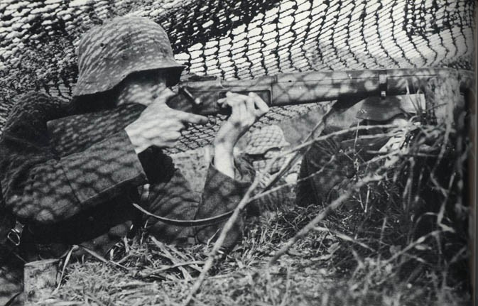 Tuy nhiên thiết kế của mẫu súng trường MAS 36 cũng có nhiều ưu điểm vượt trội so với mẫu súng trường của Pháp trong thế chiến thứ nhất, nhưng vẫn ảnh hưởng của tư duy chiến hào; MAS có chiều dài ngắn hơn, trọng lượng nhẹ hơn.