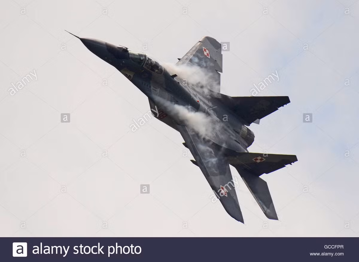 Một phi công của Israel khi bay thử nghiệm MiG-29 đã kết luận rằng “khả năng của MiG-29 tương đương và đôi khi còn vượt xa khả năng của các máy bay phản lực F-15 và F-16. MiG-29 có khả năng cơ động cao và động cơ của nó cung cấp tỷ lệ trọng lượng trên lực đẩy cao hơn, đó là một đối thủ xứng đáng”. Nguồn ảnh: Sina.