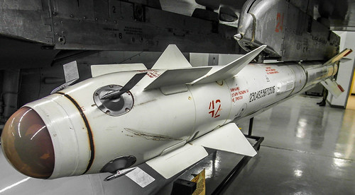 MiG-29 là một máy bay chiến đấu có khả năng cơ động và tính năng chiến đấu cao vào thời đó; loại tên lửa tầm ngắn Vympel R-73 (Archer AA-11) được điều khiển trực tiếp trên mũ bay của phi công; đây là công nghệ phức tạp và tiên tiến nhất vào thập niên 1990 mà lúc này Mỹ chưa hề có (đến tận năm 2003, Mỹ mới có tên lửa AIM-9X có tính năng tương tự). Nguồn ảnh: Sina.