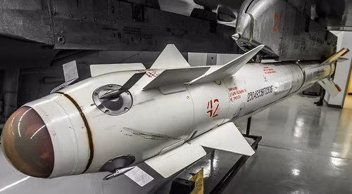 MiG-29 là một máy bay chiến đấu có khả năng cơ động và tính năng chiến đấu cao vào thời đó; loại tên lửa tầm ngắn Vympel R-73 (Archer AA-11) được điều khiển trực tiếp trên mũ bay của phi công; đây là công nghệ phức tạp và tiên tiến nhất vào thập niên 1990 mà lúc này Mỹ chưa hề có (đến tận năm 2003, Mỹ mới có tên lửa AIM-9X có tính năng tương tự). Nguồn ảnh: Sina.