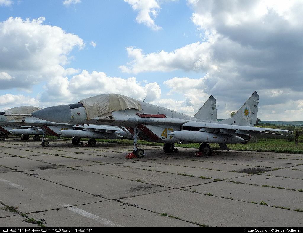 Việc mua máy bay MiG-29 của Moldova không chỉ nhằm mục đích ngăn chặn địch thủ Iran sở hữu loại chiến đấu cơ này, mà còn cho Washington cơ hội để "mổ sẻ" một trong những máy bay chiến đấu hiện đại nhất của Liên Xô từng được chế tạo. Đổi lại, Moldova nhận được 40 triệu USD hỗ trợ nhân đạo, một số xe tải quân sự và các thiết bị phi sát thương khác. Nguồn ảnh: Sina.