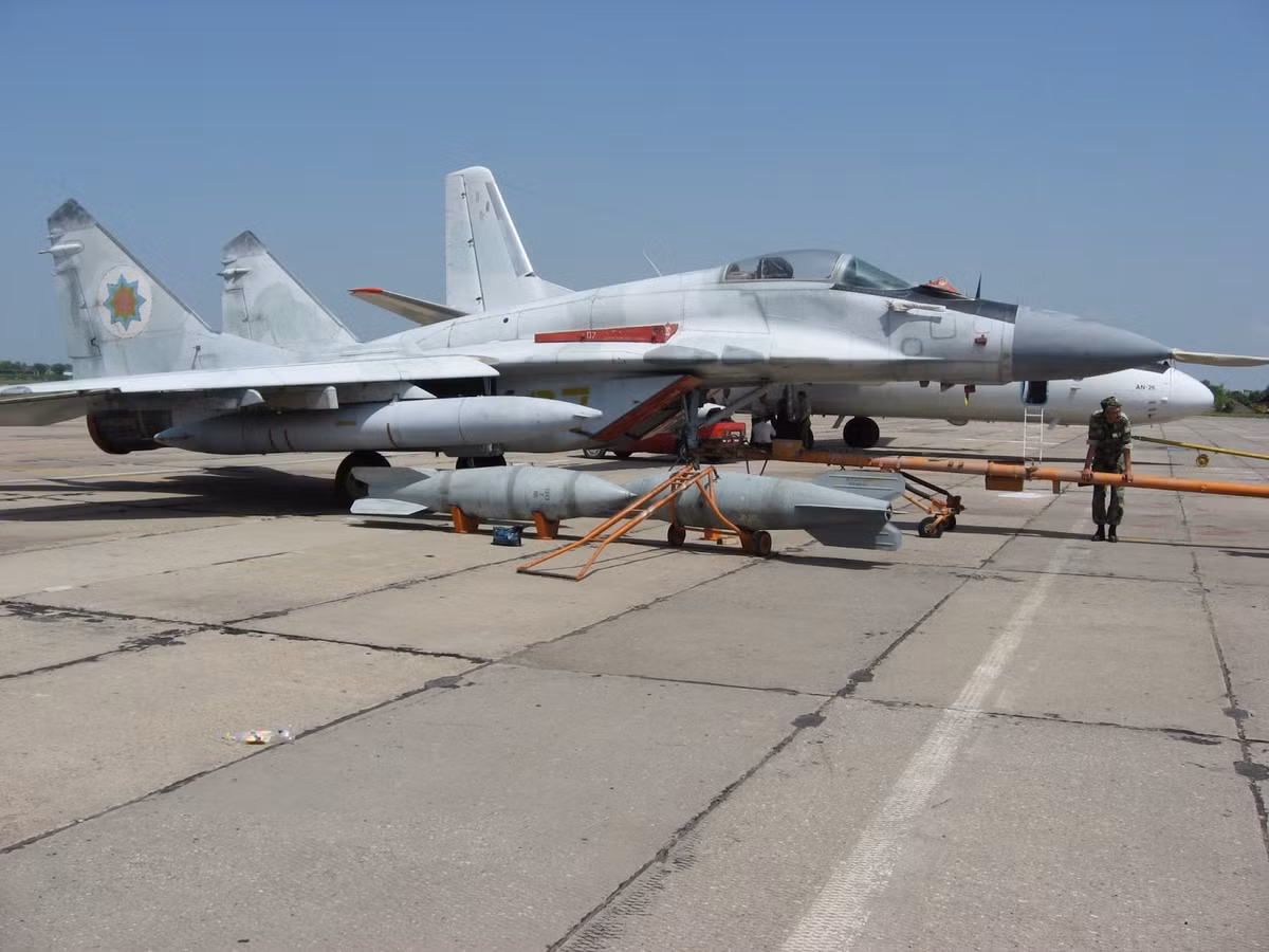 Sự "nêu cao cảnh giác" của Washington là không thừa, khi Moldova quá khó khăn về kinh tế, nước này có thể bán số máy bay này cho Iran; trong đó đáng quan tâm nhất là 14 biến thể MiG-29C, cấu hình Liên Xô chế tạo để mang vũ khí hạt nhân chiến thuật. Nguồn ảnh: Sina.