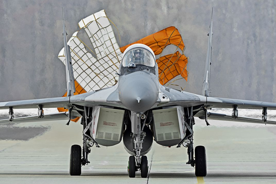 Ngay cả trong khối NATO, Ba Lan hiện vẫn đang biến chế một số MiG-29, "sánh vai" cùng với chiến đấu cơ "đối địch" F-16 do Mỹ sản xuất. Thật kỳ lạ, vào tháng 8/2011, Israel đã ký một thỏa thuận để tân trang, hiện đại hóa và đại tu các máy bay MiG-29 của Ba Lan. Nhưng hiện vẫn chưa rõ năm xưa, quốc gia nào cho Israel "mượn" MiG-29? Nguồn ảnh: Sina.