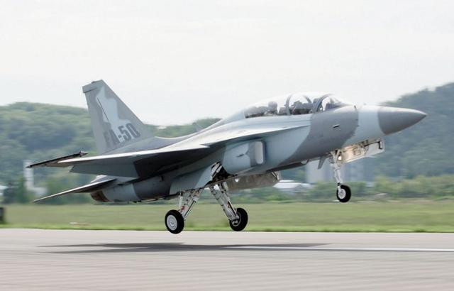 Đại diện của Tập đoàn Công nghiệp Hàng không Vũ trụ Hàn Quốc cuối cùng tuyên bố rằng, công ty không thể tìm ra giải pháp trong thời điểm hiện tại; nhưng sẵn sàng trao đổi với phía Anh về các vấn đề liên quan. Ảnh: Máy bay FA-50. Nguồn: Wikipedia.