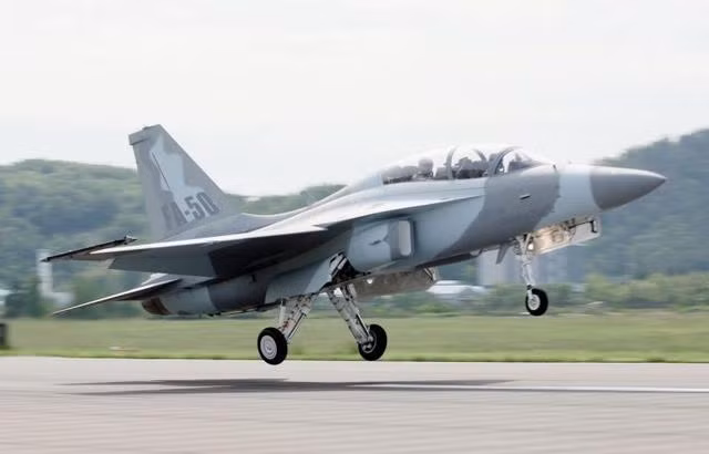 Đại diện của Tập đoàn Công nghiệp Hàng không Vũ trụ Hàn Quốc cuối cùng tuyên bố rằng, công ty không thể tìm ra giải pháp trong thời điểm hiện tại; nhưng sẵn sàng trao đổi với phía Anh về các vấn đề liên quan. Ảnh: Máy bay FA-50. Nguồn: Wikipedia.