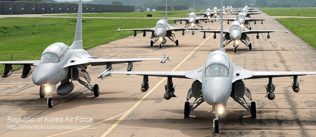 Máy bay chiến đấu đa năng hạng nhẹ FA-50 do Tập đoàn Công nghiệp Hàng không Vũ trụ Hàn Quốc phát triển, là phiên bản cải tiến của máy bay huấn luyện tiên tiến T-50 Golden Eagle (Đại bàng vàng). Mặc dù "Đại bàng vàng" nổi tiếng là "sản xuất tại Hàn Quốc", nhưng nó thực sự là một "máy bay chiến đấu quốc tế". Ảnh: Máy bay FA-50. Nguồn: QĐ Hàn Quốc.