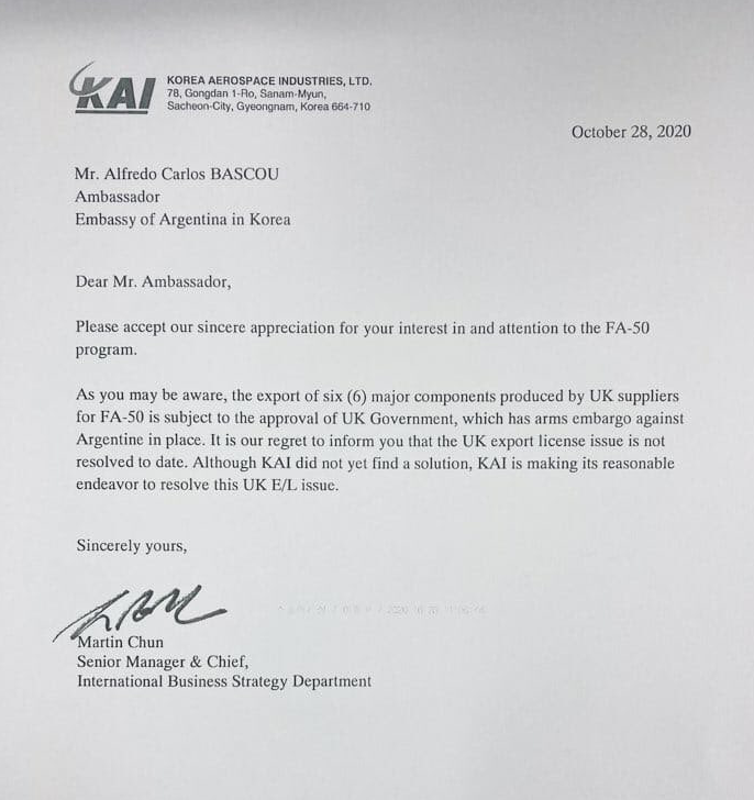 Thông tin trên được Đại sứ Argentina tại Hàn Quốc thông báo trên tài khoản xã hội cá nhân. Theo lá thư xin lỗi do Đại sứ Argentina tại Hàn Quốc, Tập đoàn Công nghiệp Hàng không Vũ trụ Hàn Quốc đã tiết lộ trong thư xin lỗi, lý do tại sao, Hàn Quốc không thể bán máy bay chiến đấu FA-50 cho Argentina. Ảnh: Thư xin lỗi của Tập đoàn Công nghiệp Hàng không Vũ trụ Hàn Quốc gửi Đại sứ Argentina tại Hàn Quốc - Nguồn: Sina