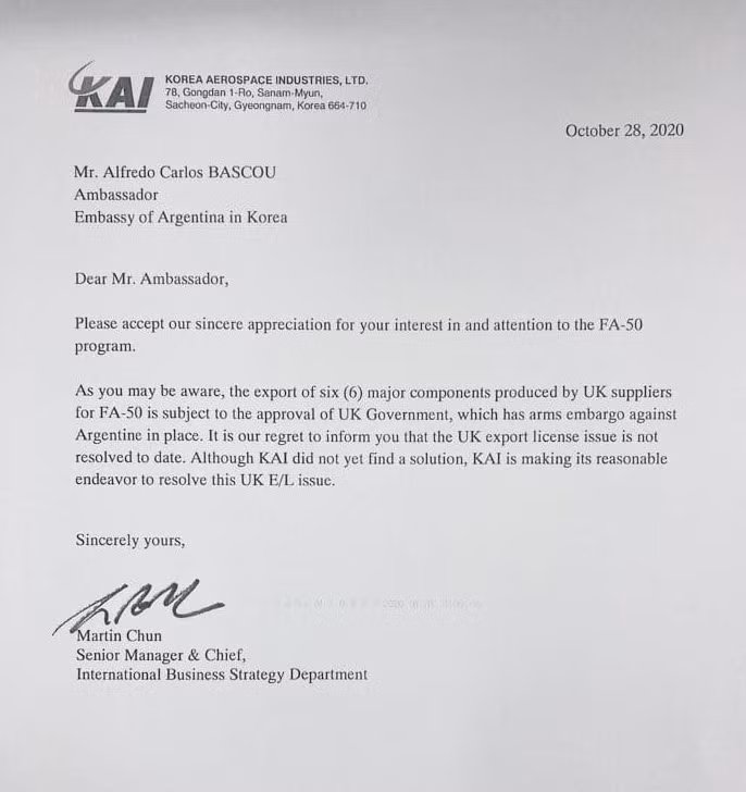 Thông tin trên được Đại sứ Argentina tại Hàn Quốc thông báo trên tài khoản xã hội cá nhân. Theo lá thư xin lỗi do Đại sứ Argentina tại Hàn Quốc, Tập đoàn Công nghiệp Hàng không Vũ trụ Hàn Quốc đã tiết lộ trong thư xin lỗi, lý do tại sao, Hàn Quốc không thể bán máy bay chiến đấu FA-50 cho Argentina. Ảnh: Thư xin lỗi của Tập đoàn Công nghiệp Hàng không Vũ trụ Hàn Quốc gửi Đại sứ Argentina tại Hàn Quốc - Nguồn: Sina