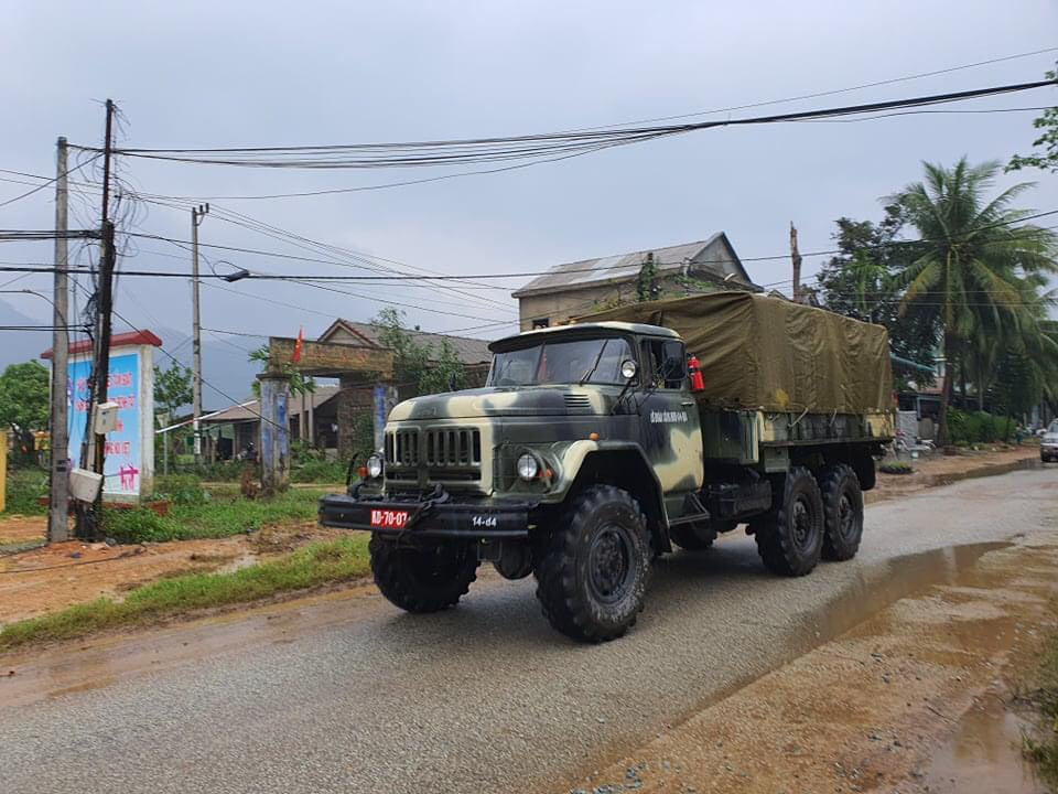Các xe vận tải Zil-131 liên tục vận tải chiến sĩ và vật tư hàng hóa khẩn trương cơ động vào vị trí, nhanh chóng tham gia quá trình khắc phục hậu quả thiên tai cũng như công cuộc tìm kiếm cứu hộ cứu nạn, giải cứu các công nhân mắc kẹt, tìm kiếm các cán bộ còn mất tích do sạt lở đất. Ảnh: Xe vận tải Zil-131 của Quân khu 4 làm nhiệm vụ - Nguồn: Zing