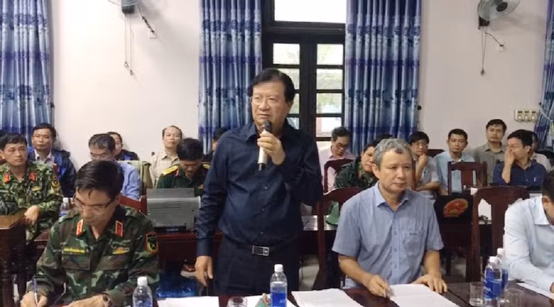 Ban chỉ huy Quân sự và Công an tỉnh Thừa Thiên - Huế, Ủy ban nhân dân tỉnh, Bộ tư lệnh Quân khu 4 cùng nhiều đơn vị đã nhanh chóng điều động lực lượng có mặt tại hiện trường. Trong khi đó, các phương án cứu hộ vẫn đang liên tục được đặt ra dù cho gặp phải vô vàn khó khăn do tình hình thời tiết diễn biến cực kỳ phức tạp. Ảnh: Cuộc họp của các ban ngành về công tác cứu hộ thủy điện Rào Trăng 3 - Nguồn: Tiền Phong