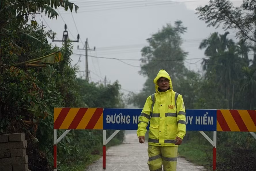 Trưa 12/10 tại tỉnh Thừa Thiên - Huế do mưa lớn kéo dài đã dẫn đến sạt lở đất tại khu vực thủy điện Rào Trăng 3 làm mắc kẹt một số công nhân và chuyên gia của nhà máy. Nhanh chóng, tỉnh đã phối hợp cùng nhiều lực lượng chức năng tiến hành biện pháp giải cứu người bị nạn tuy nhiên do đường vào thủy điện đã bị đất đá sạt lở, chia cắt mạnh cũng như mọi liên lạc đã bị cắt đứt khiến công tác cứu hộ gặp nhiều khó khăn. Ảnh: Khu vực đường vào thủy điện Rào Trăng 3.