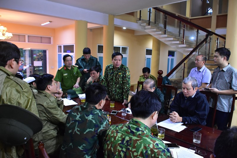 Đến lúc 23h tối ngày 12/10, đích thân Thiếu tướng Nguyễn Văn Man - Phó tư lệnh Quân khu 4 đã dẫn đoàn hơn 20 người tiếp cận thủy điện Rào Trăng bằng đường bộ. Đến khuya, mưa lớn phức tạp nên đoàn công tác đã vào Trạm Kiểm lâm số 7 trên đường đi để nghỉ ngơi nhưng không may một vụ sạt lở đất đã diễn ra trong đêm khiến 13 người trong đó có Thiếu tướng Nguyễn Văn Man - Phó Tư lệnh Quân khu 4 mất liên lạc, hiện vẫn chưa rõ thông tin. Ảnh: Đoàn cán bộ liên ngành liên tục bàn bạc về phương án ứng cứu nạn nhân mắc kẹt - Nguồn: Zing