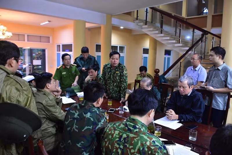 Đến lúc 23h tối ngày 12/10, đích thân Thiếu tướng Nguyễn Văn Man - Phó tư lệnh Quân khu 4 đã dẫn đoàn hơn 20 người tiếp cận thủy điện Rào Trăng bằng đường bộ. Đến khuya, mưa lớn phức tạp nên đoàn công tác đã vào Trạm Kiểm lâm số 7 trên đường đi để nghỉ ngơi nhưng không may một vụ sạt lở đất đã diễn ra trong đêm khiến 13 người trong đó có Thiếu tướng Nguyễn Văn Man - Phó Tư lệnh Quân khu 4 mất liên lạc, hiện vẫn chưa rõ thông tin. Ảnh: Đoàn cán bộ liên ngành liên tục bàn bạc về phương án ứng cứu nạn nhân mắc kẹt - Nguồn: Zing