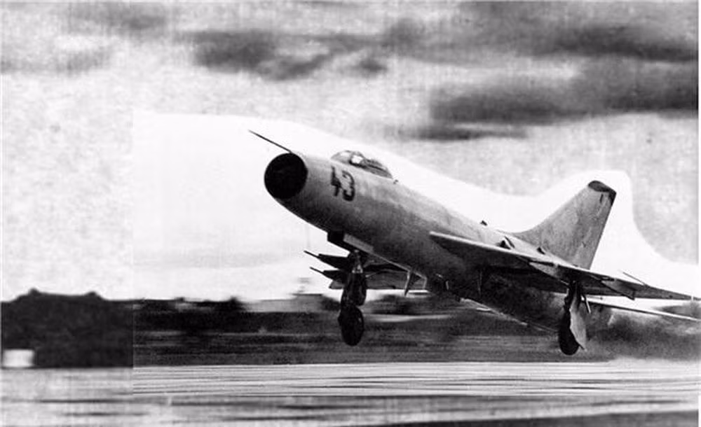 Menchukov đã tận dụng cơ hội nhất thời này, đâm thẳng vào U-2. Kết quả là cánh của U-2 bị gãy ngay tại chỗ và máy bay của Menchukov cũng bị ảnh hưởng một chút thương tích. Ảnh: Máy bay chiến đấu Su-9 của Liên Xô - Nguồn: Wikipedia.