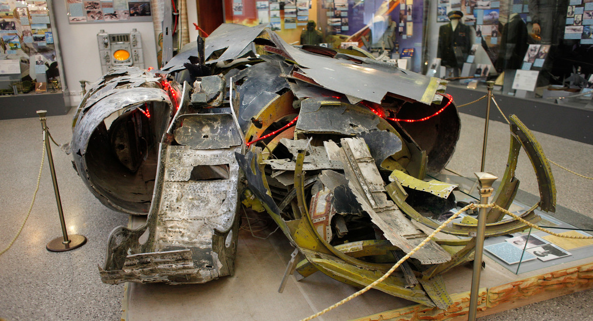 Trên thực tế, một màn che giấu khổng lồ đã được dựng đằng sau chuyện này; tuy nhiên, vào ngày 1/11/1996, những người trong cuộc của vụ việc này cuối cùng đã phá vỡ sự im lặng kéo dài suốt 36 năm. Ảnh: Xác chiếc máy bay U-2 bị rơi trên lãnh thổ Liên Xô ngày 1/5/1960 - Nguồn: Wikipedia.