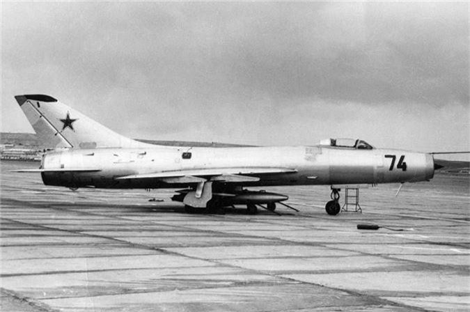 Theo mệnh lệnh của chỉ huy, Menchukov và Chuliuqi cùng nhau phối hợp đánh chặn chiếc máy bay do thám U-2 của Mỹ xâm nhập. Trên thực tế, cả Su-9 và MiG-19 đều không thể đạt tới độ cao của máy bay do thám U-2. Hơn nữa, Su-9 lúc đó không được trang bị tên lửa tấn công đường không, do vậy hầu hết các hoạt động đánh chặn này đều thất bại. Ảnh: Máy bay chiến đấu Su-9 của Liên Xô - Nguồn: Wikipedia.
