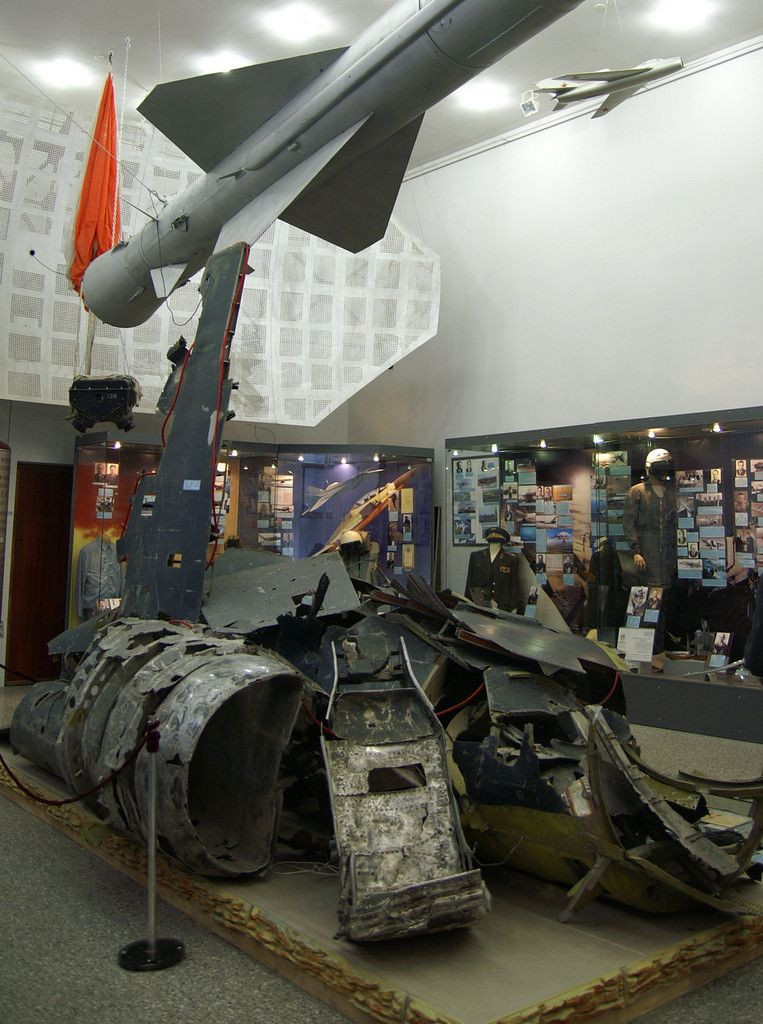 Gần như cùng lúc, lực lượng tên lửa đất đối không cũng mở cuộc tấn công vào U-2. Đáng tiếc, những tên lửa này không chỉ bắn trượt U-2 mà còn bắn rơi chiếc tiêm kích MiG-19 do phi công Chuliuqi bay sau, làm chiếc MiG-19 rơi tại chỗ, phi công thiệt mạng. Ảnh: Bảo tàng trưng bày chiếc U-2 bị bắn rơi - Nguồn: Topwar