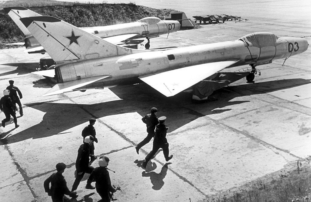 Ngày 1/11/1996, cựu phi công Liên Xô Menchukoff kể lại bí mật, đã được giữ kín 36 năm. Vào lúc 10h40 ngày 1/5/1960, Menchukov được lệnh điều khiển chiếc tiêm kích đánh chặn Su-9 lập tức cất cánh, cùng xuất kích với ông là Đại úy Chuliuqi lái chiếc tiêm kích MiG-19. Ảnh: Máy bay chiến đấu Su-9 của Liên Xô - Nguồn: Wikipedia.