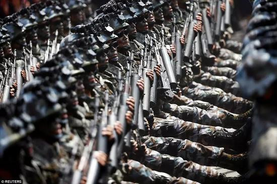 Ngoài ra vấn đề phải giải quyết, là với số lượng đạn nhiều, nên lắp đạn vào hộp tiếp đạn loại này rất phức tạp. Lấy ví dụ về hộp tiếp đạn của anh em nhà Calico, khi nạp lại một hộp đạn, băng đạn 50 viên cần lên cót 10 vòng và băng đạn 100 viên lên cót 23 vòng.