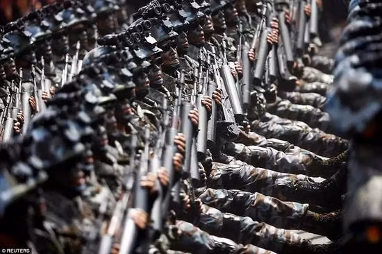 Ngoài ra vấn đề phải giải quyết, là với số lượng đạn nhiều, nên lắp đạn vào hộp tiếp đạn loại này rất phức tạp. Lấy ví dụ về hộp tiếp đạn của anh em nhà Calico, khi nạp lại một hộp đạn, băng đạn 50 viên cần lên cót 10 vòng và băng đạn 100 viên lên cót 23 vòng.