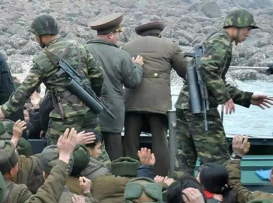 Mặc dù hộp tiếp đạn hình trụ có sức chứa lớn, nhưng khả năng mang theo cơ số đạn tối đa của một người lính sẽ không thay đổi; dù hộp tiếp đạn có chứa được nhiều đạn đi chăng nữa, thì không có nghĩa là người lính có thể mang thêm 3-5 lần cơ số đạn cùng lúc.