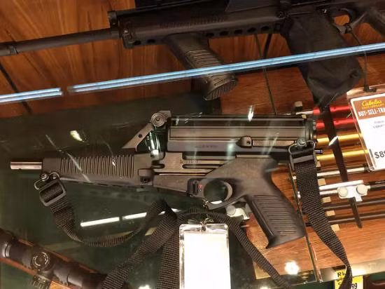 Trong khi đó, trọng lượng của khẩu AKS-74 khi không có đạn chỉ có 3,2 kg; có nghĩa là những người lính sử dụng hộp tiếp đạn này sẽ phải nâng thêm bằng một nửa trọng lượng của súng khi bắn. Điều này khiến người lính mệt mỏi hơn và không thể nâng súng lên trong thời gian dài. Ảnh: Mẫu tiểu liên Calico với hộp tiếp đạn chứa 50 viên đạn - Nguồn: Sina