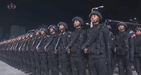 Khi khẩu tiểu liên với hộp tiếp đạn hình trụ của Triều Tiên lần đầu xuất hiện, tờ Bưu điện của Anh đưa tin, đó là loại súng phóng lựu kiểu mới, gắn dưới khẩu AK Triều Tiên; vì mọi người chưa bao giờ nhìn thấy loại hộp tiếp đạn lớn như vậy cho tiểu liên dòng AK.