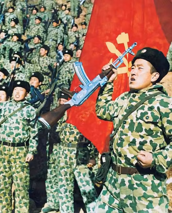  Tiểu liên Kiểu 88 của Triều Tiên là phiên bản sao chép tiểu liên AK-74 của Liên Xô, sử dụng đạn 5,56x39mm; thời gian gần đây, loại súng này của Triều Tiên đã bỏ hộp tiếp đạn truyền thống, mà sử dụng hộp tiếp đạn hình trụ, có khả năng chứa được nhiều đạn hơn. Ảnh: Tiểu liên Kiểu 88 của Triều Tiên - Nguồn: Sina