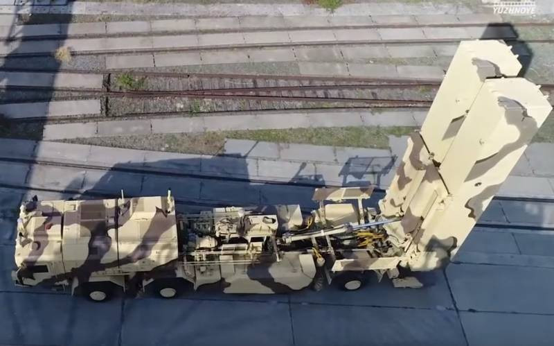 Tên lửa Thunder 2 với tầm bắn từ 50 đến 280 km, tên lửa cũng được chuyên chở trên xe phóng 10 bánh do Ukraine phát triển. Một hệ thống cũng bao gồm xe phóng đạn và xe chỉ huy; loại tên lửa này nếu thành công, ngoài đáp ứng yêu cầu trong nước, sẽ rất rộng đường trong xuất khẩu và thị trường là các quốc gia Trung Đông giàu có. Ảnh: Tên lửa Thunder-2. Nguồn: Topwar.