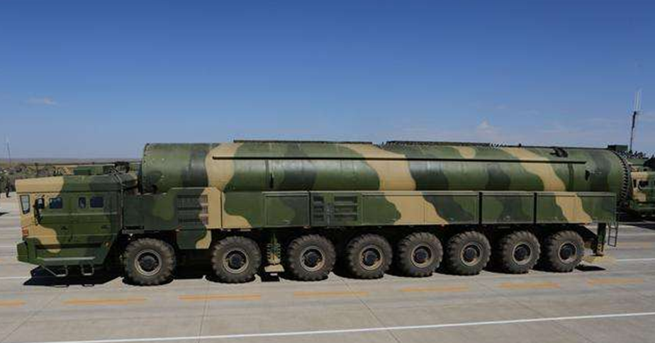 Được kế thừa kho vũ khí hạt nhân khổng lồ và công nghệ quân sự tiên tiến do Liên Xô để lại, nên Nga vẫn là quốc gia duy nhất có thể cạnh tranh với Mỹ. Nhưng "em thứ hai" Ukraine thì không được may mắn như vậy, hiện nay Ukraine đã bắt đầu "mượn danh Liên Xô", để kiếm tiền từ quốc gia khác.