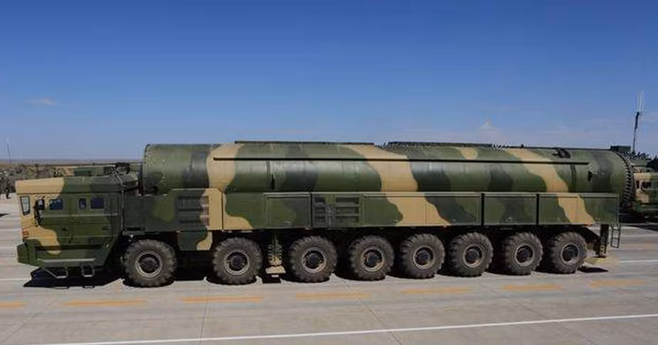 Được kế thừa kho vũ khí hạt nhân khổng lồ và công nghệ quân sự tiên tiến do Liên Xô để lại, nên Nga vẫn là quốc gia duy nhất có thể cạnh tranh với Mỹ. Nhưng "em thứ hai" Ukraine thì không được may mắn như vậy, hiện nay Ukraine đã bắt đầu "mượn danh Liên Xô", để kiếm tiền từ quốc gia khác.