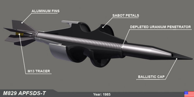 Với khả năng chịu lực của nòng pháo M256 và sử dụng loại thuốc phóng mới, đạn xuyên giáp có tốc độ cực cao, điều này cho phép đầu đạn DU có thể xuyên thủng qua bất kỳ lớp giáp tăng nào của Quân đội Liên Xô khi đó. Ảnh: Đạn xuyên giáp M829A1 của xe tăng M1A1 Abram - Nguồn: Wikipedia.